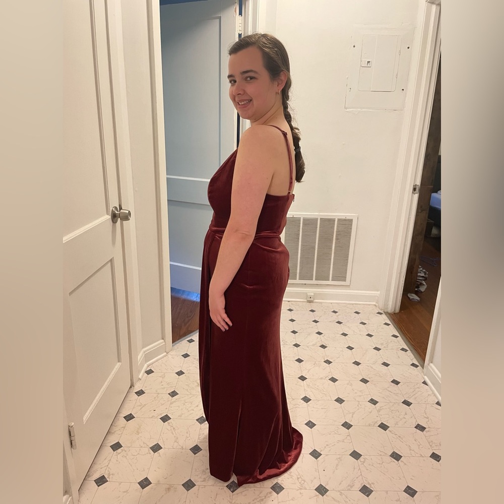 Revelry bridesmaid dress. Size 8 but I’m a 10 and it fit! Color is romantic rose
